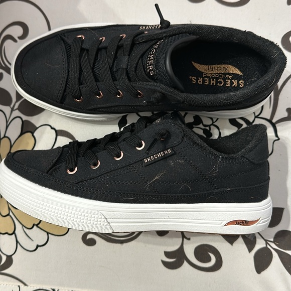 Skechers - Picture 2 of 3